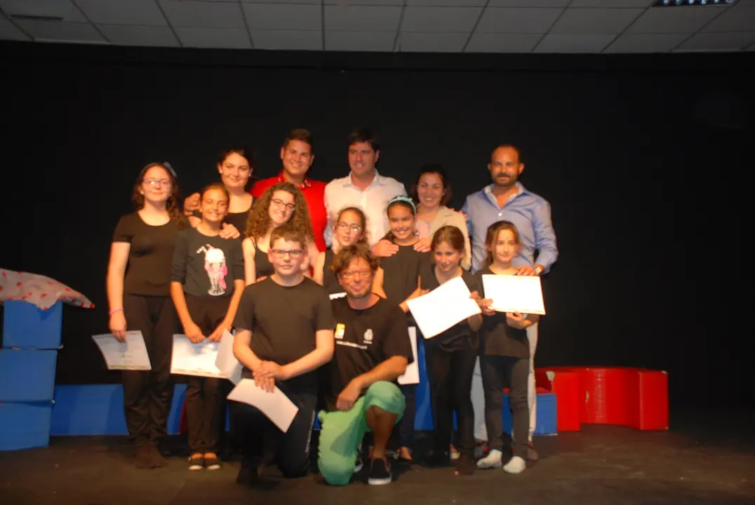 Los alumnos con los representantes municipales