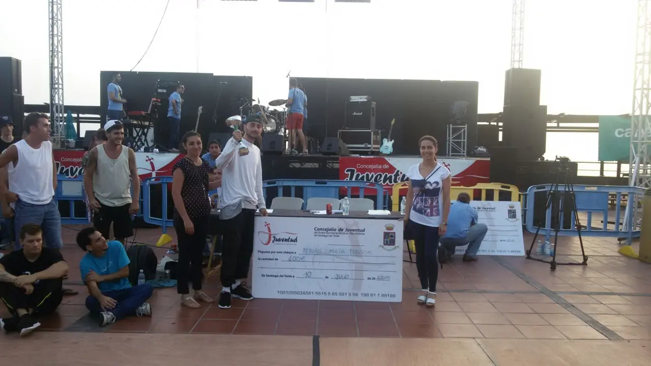 Foto de entrega del premio al segundo clasificado