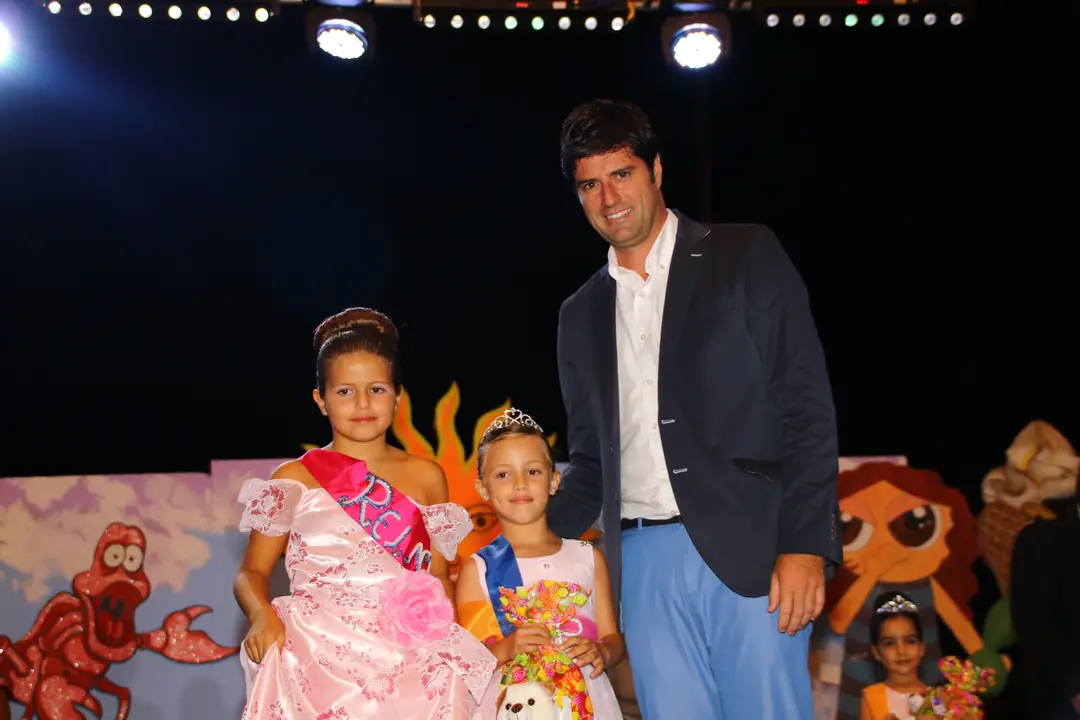 La nueva reina infantil junto al Alcalde y su antecesora