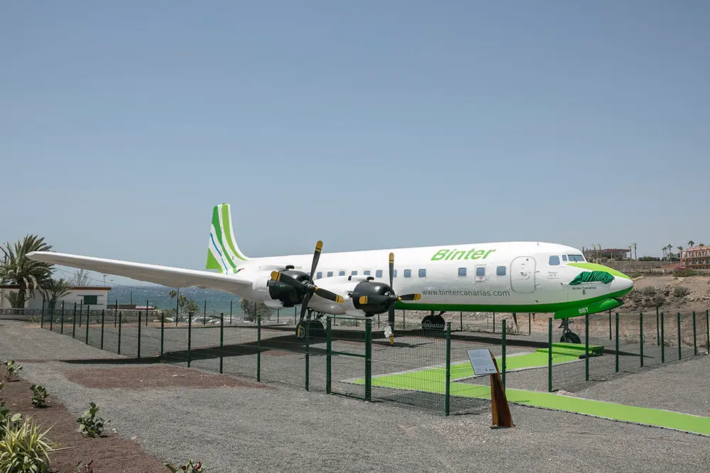 AUTOR: ALEJANDRO QUEVEDO (foto.alejandroquevedo@gmail.com)A&Ntilde;O 2015 - FECHA: 24/07/15 AEROCLUB DE GRAN CANARIA. PRESENTACION DEL AVION DC7 PINTADO POR BINTER Y SATI.