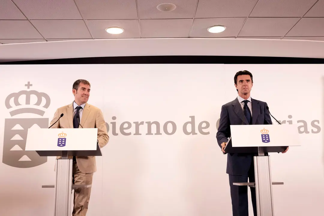 El Presidente D. Fernando Clavijo Batlle en una rueda de prensa con el ministro de Industria, Energ&Igrave;a y Turismo, D. Jos&Egrave; Manuel Soria tras la Cumbre sectorial Canarias-Estado.  (Foto: Arturo Rodriguez/Presidencia GobCan)