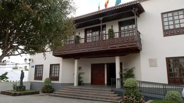 Fachada-Ayuntamiento-Arona_EDIIMA20150428_1086_17
