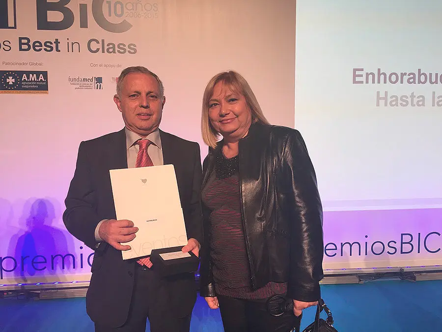 El doctor Rodr&iacute;guez y la doctora Medina, tras recoger el premio