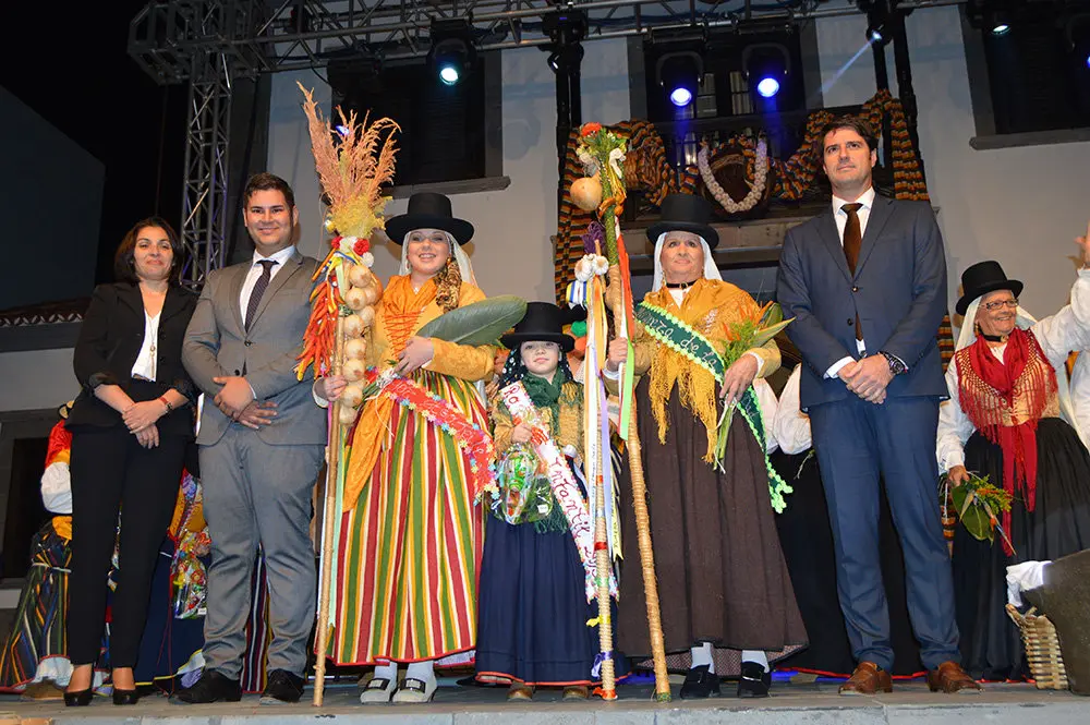 Foto del Alcalde y concejales junto a las nuevas romeras de Santiago del Teide