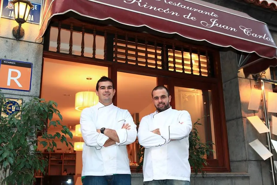 Los hermanos Padr&oacute;n a las puertas de su restaurante de Los Gigantes-2