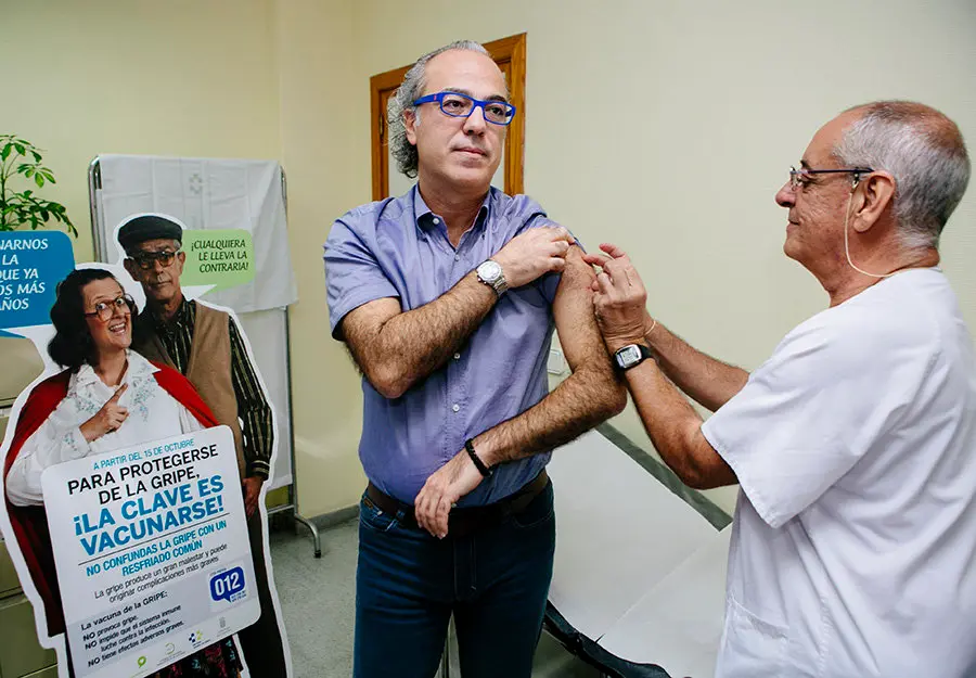 Jes&uacute;s Morera mientras le administraban la vacuna contra la gripe
