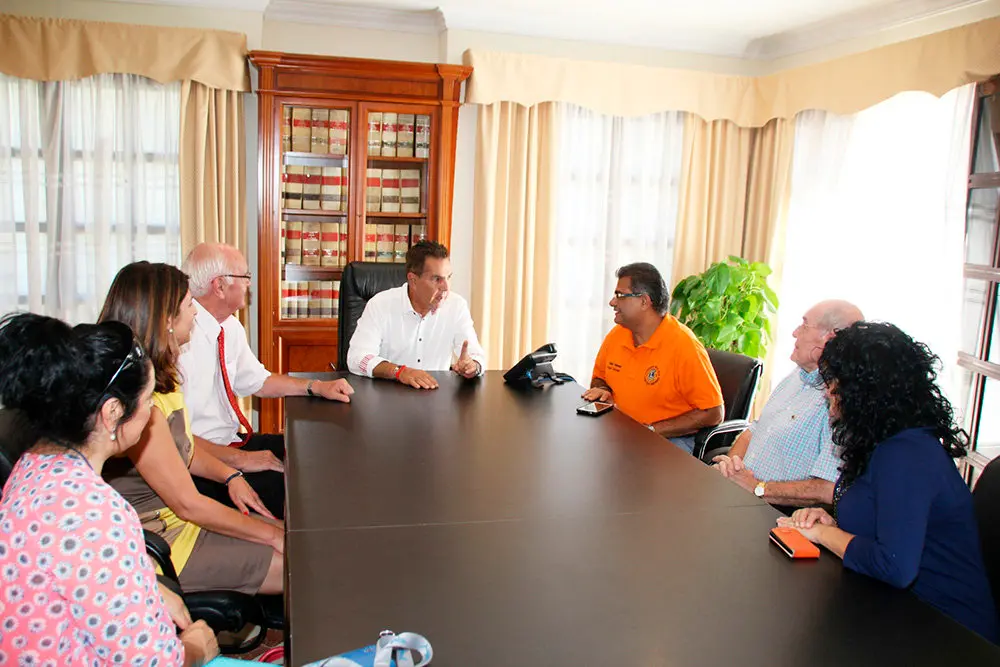 adeje-alcalde recibe a club leones tenerife sur (2)