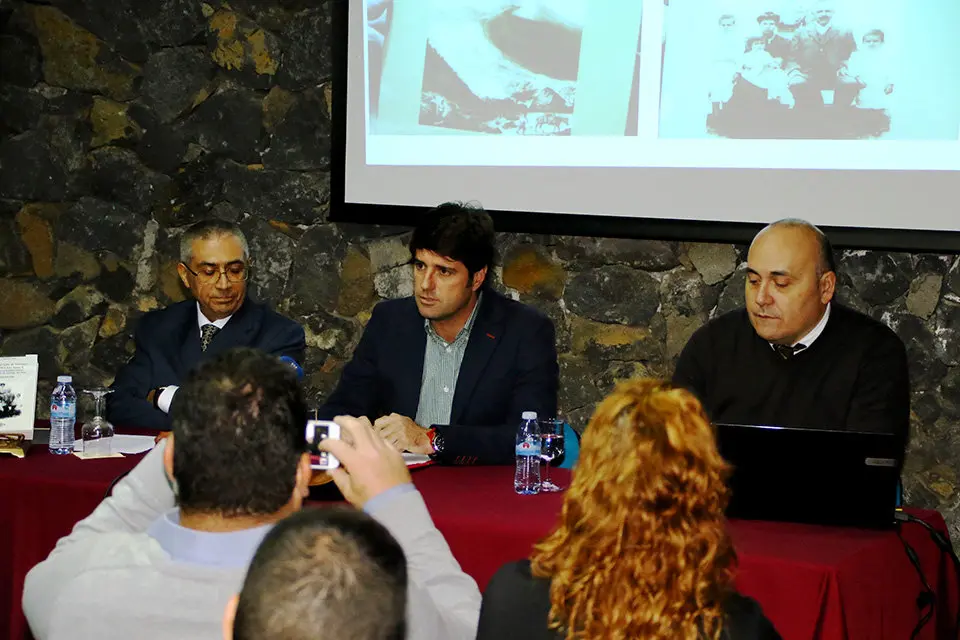 Foto de la presentaci&oacute;n del libro de Nelson Diaz sobre los linajes del Valle de Santiago