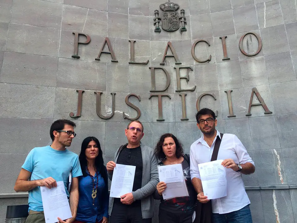 Foto personacion Podemos Cabildo Tenerife caso Sinpromi