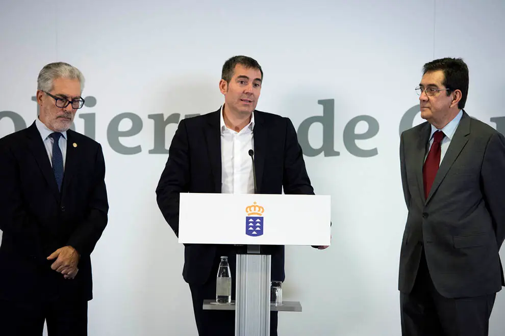 El Presidente D. Fernando Clavijo Batlle en una rueda de prensa con los dos rectores hablando del Campus de Excelencia de la Universidad Canaria a 14 de Enero de 2016. (Foto: Arturo Rodriguez/Presidencia GobCan)Esta fotograf&Igrave;a oficial del Gobierno de Canarias es solamente para uso editorial por medios de comunicaci&Ucirc;n. La fotograf&Igrave;a no puede ser manipulada de ninguna manera y no se puede utilizar en materiales comerciales y/o pol&Igrave;ticos, publicidad, correos electr&Ucirc;nicos, productos, promociones que de alguna manera pueda sugerir la aprobaci&Ucirc;n o respaldo del Presidente, o el Gobierno de Canarias.