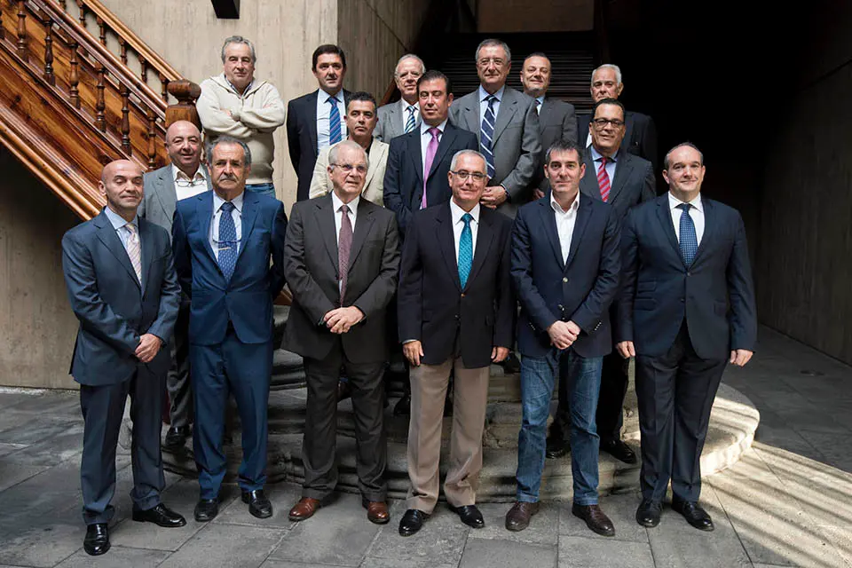 El Presidente D. Fernando Clavijo Batlle en una foto de familia con miembros de FEPECO a 15 de Enero de 2016. (Foto: Arturo Rodriguez/Presidencia GobCan)Esta fotograf&Igrave;a oficial del Gobierno de Canarias es solamente para uso editorial por medios de comunicaci&Ucirc;n. La fotograf&Igrave;a no puede ser manipulada de ninguna manera y no se puede utilizar en materiales comerciales y/o pol&Igrave;ticos, publicidad, correos electr&Ucirc;nicos, productos, promociones que de alguna manera pueda sugerir la aprobaci&Ucirc;n o respaldo del Presidente, o el Gobierno de Canarias.