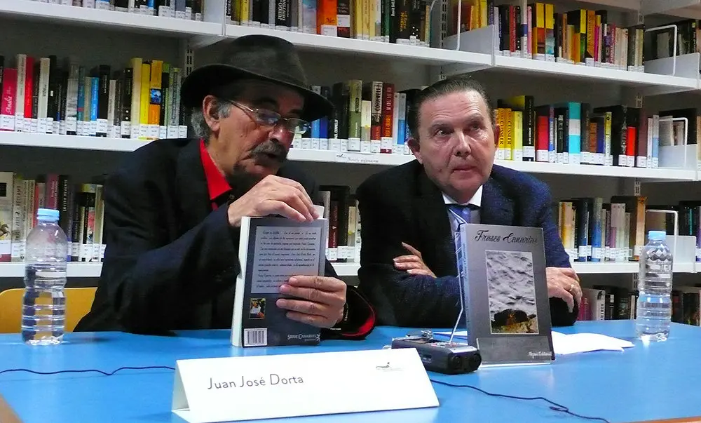 JUAN JOS&Eacute; DORTA PRESENTO SU LIBRO EN COMPA&Ntilde;&Iacute;A DE ZENAIDP HERNANDEZ