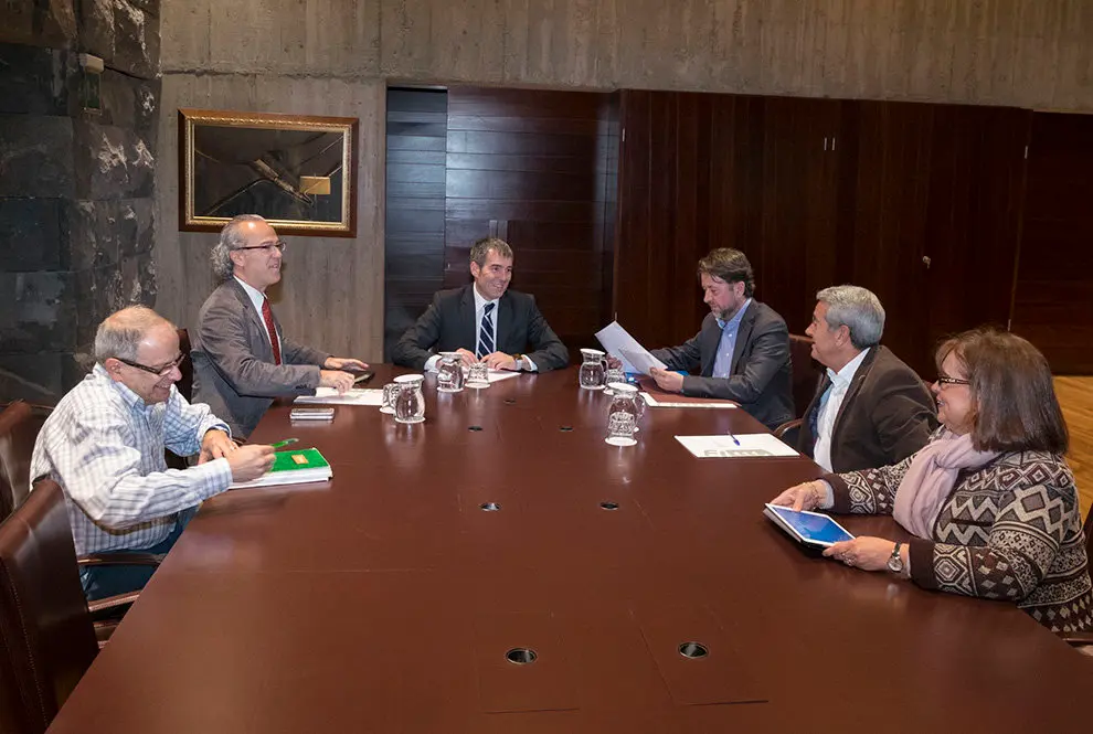El Presidente D. Fernando Clavijo Batlle se re&uacute;ne para hablar del Hospital del sur , con el consejero de Sanidad Jesus Morera , el Presidente del Cabildo Carlos Alonso y el director Insular del IASS Aurelio Abreu, Presidencia del Gobierno en  Santa Cruz de Tenerife a 16 de Febrero del  2016. (Foto: Manuel L&eacute;rida/Presidencia GobCan)Esta fotograf&iacute;a oficial del Gobierno de Canarias es solamente para uso editorial por medios de comunicaci&oacute;n. La fotograf&iacute;a no puede ser manipulada de ninguna manera y no se puede utilizar en materiales comerciales y/o pol&iacute;ticos, publicidad, correos electr&oacute;nicos, productos, promociones que de alguna manera pueda sugerir la aprobaci&oacute;n o respaldo del Presidente, o el Gobierno de Canarias.
