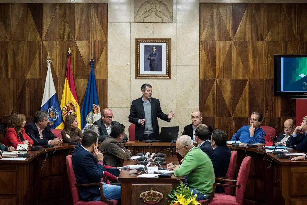 El Presidente D. Fernando Clavijo Batlle explica el IGTE a los alcaldes de La Palma y a Anselmo Pestana, presidente del Cabildo de La Palma a 27 de Febrero de 2016. (Foto: Arturo Rodriguez/Presidencia GobCan)