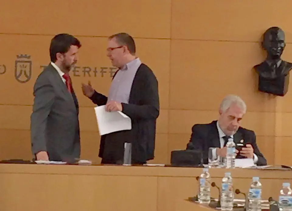 Carlos Alonso y Fernando Sabate en el sal&oacute;n de plenos del Cabildo de Tenerife