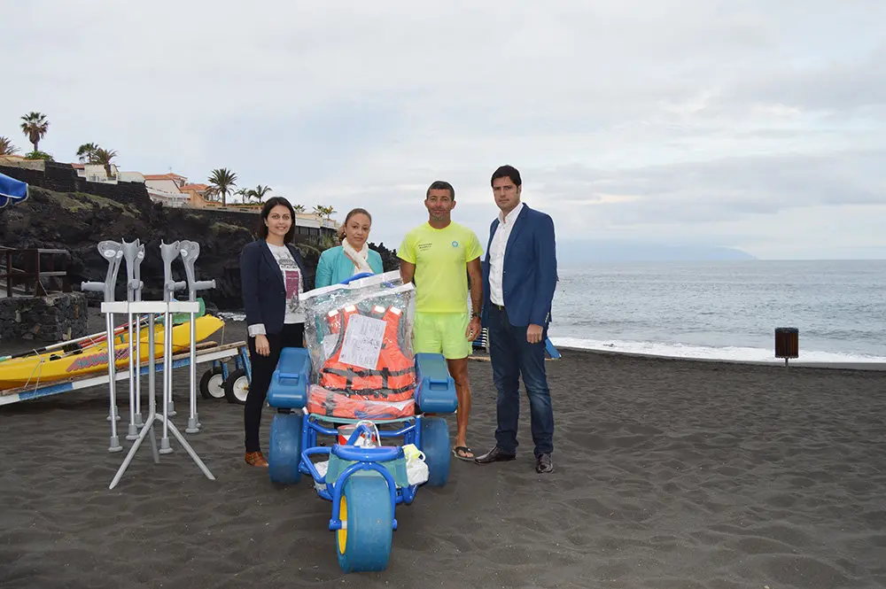 Entrega de la silla y muletas anfibias