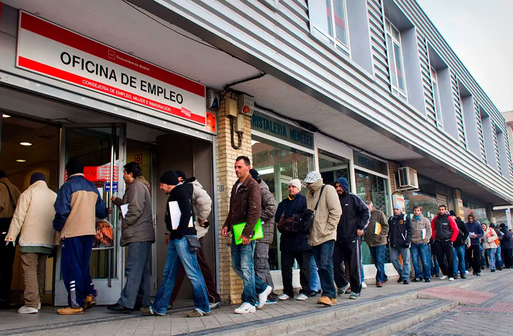 People queue outside an unemployment registry office in Madrid on Thursday, Dec. 2, 2010. En la foto oficina del INEM