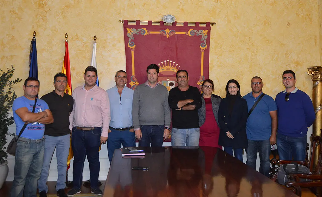 El Alcalde, miembros del grupo de gobierno y representantes de la cofrad&iacute;a