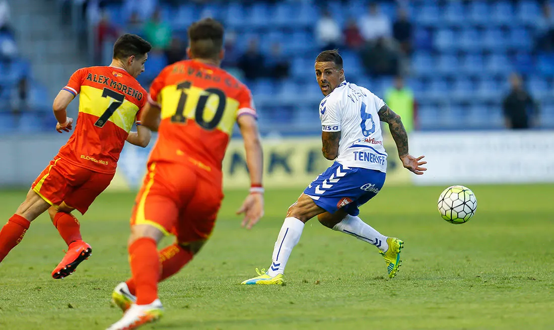 ESTADIO HELIODORO RODRIGUEZ LOPEZ. PARTIDO TENERIFE- ELCHE.EN LA IMAGEN, VITOLO EN UNA ACCION DEL PARTIDO/SANTIAGO FERRERO