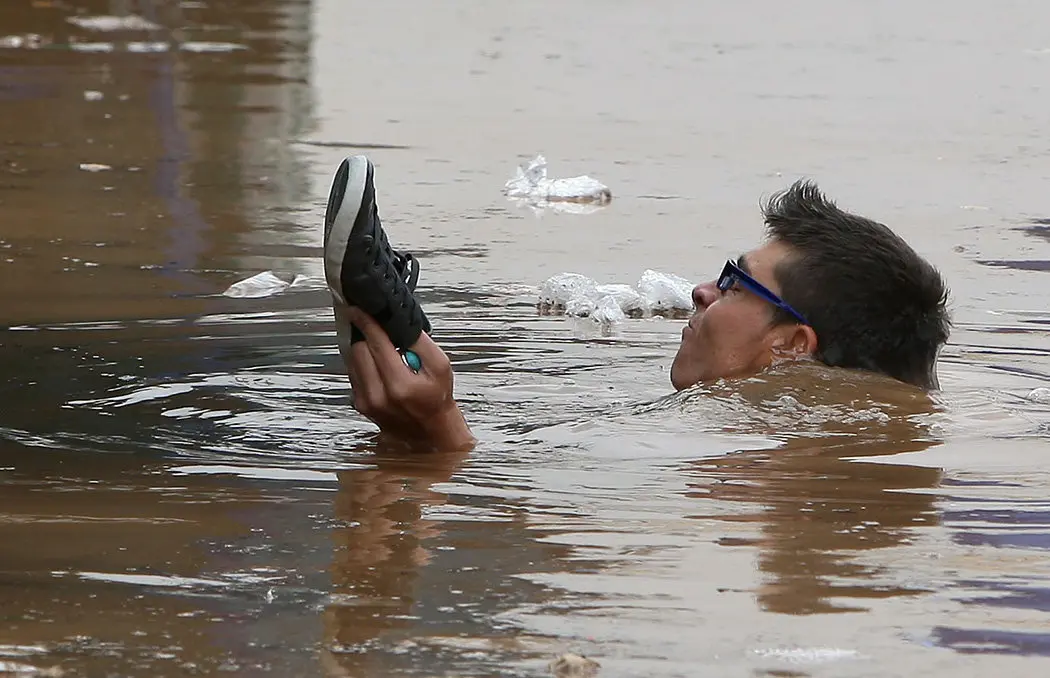 EL MERCADILLO DE LOS CRISTIANOS SE INUNDO POR LA FUERTE TROMBA DE AGUA CAIDA HOY.