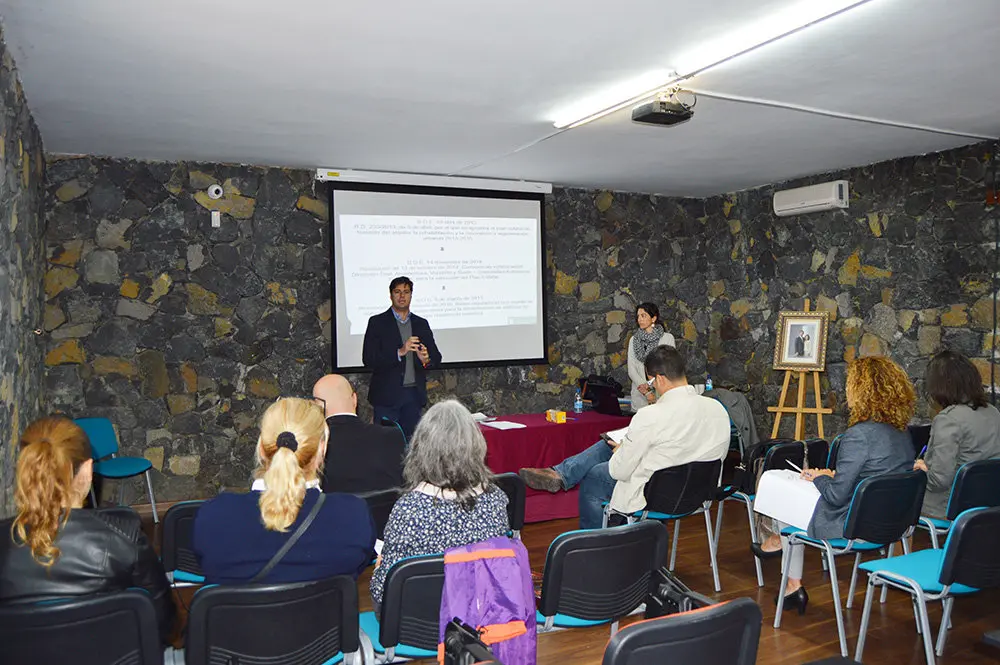 Foto alcalde en presentaci&oacute;n de la charla