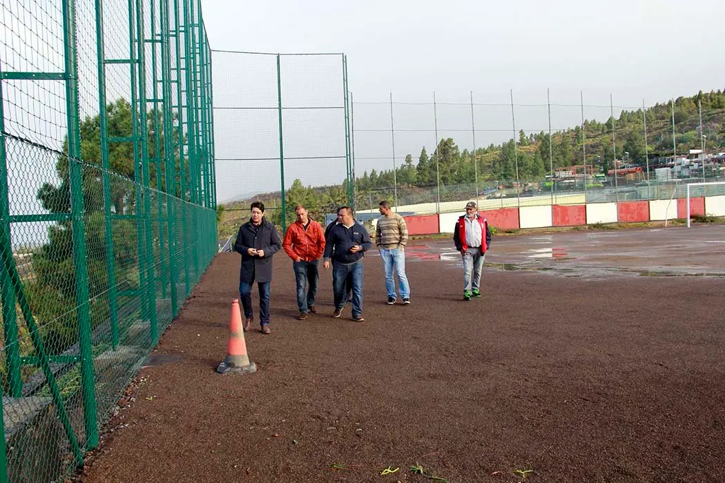 Visita tras finalizar las obras de ampliaci&oacute;n del campo de f&uacute;tbol de Ch&iacute;o (1)