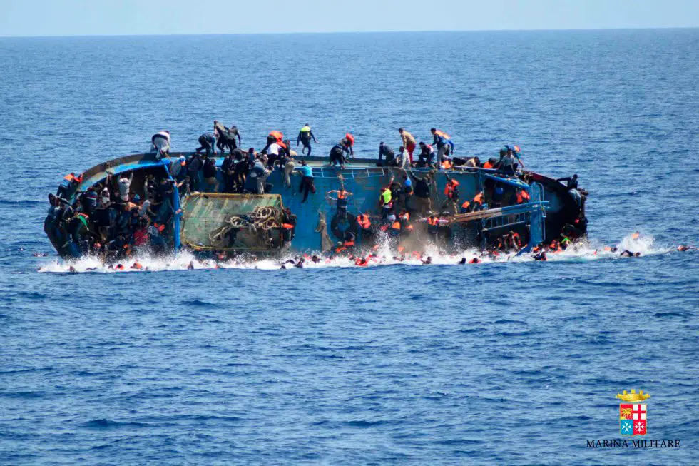 BARCO VUELCA EN EL MEDITERRANEO