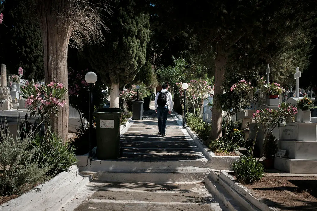 El Presidente D. Fernando Clavijo Batlle visita el cementerio de Vathy la ciudad portuaria donde llegan la mayor parte de los refugiados de Samos a 4 de Junio de 2016. (Foto: Arturo Rodriguez/Presidencia GobCan)Esta fotograf&iacute;a oficial del Gobierno de Canarias es solamente para uso editorial por medios de comunicaci&oacute;n. La fotograf&iacute;a no puede ser manipulada de ninguna manera y no se puede utilizar en materiales comerciales y/o pol&iacute;ticos, publicidad, correos electr&oacute;nicos, productos, promociones que de alguna manera pueda sugerir la aprobaci&oacute;n o respaldo del Presidente, o el Gobierno de Canarias.