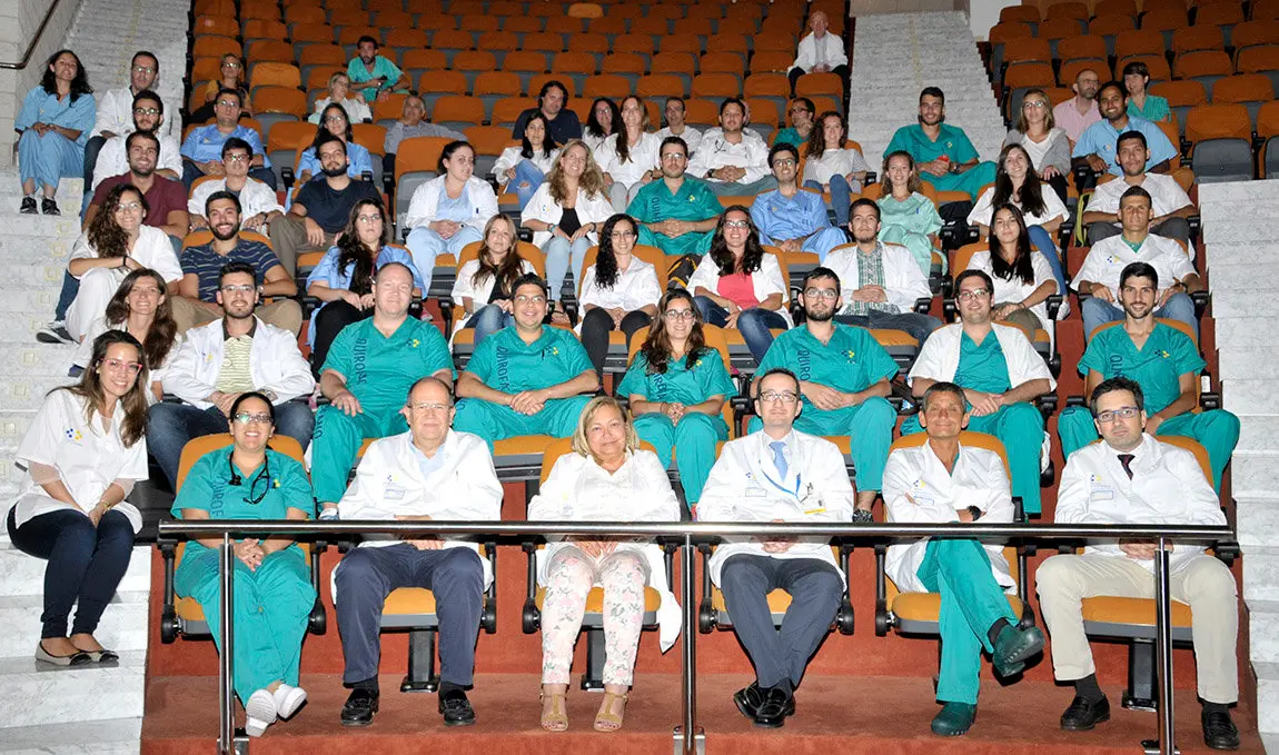 Foto de familia tras el acto de bienvenida a los nuevos residentes