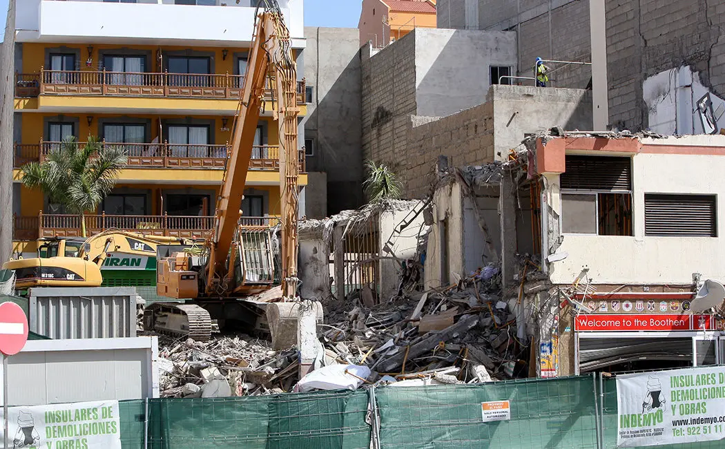 DEMOLICI&Oacute;N RESTO DEL EDIFICIO DE LOS CRISTIANOS 912