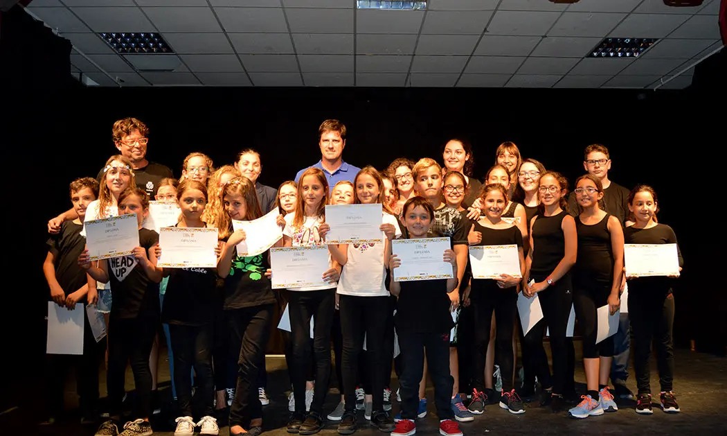Los alumnos de las escuelas de teatro con sus respectivos diplomas