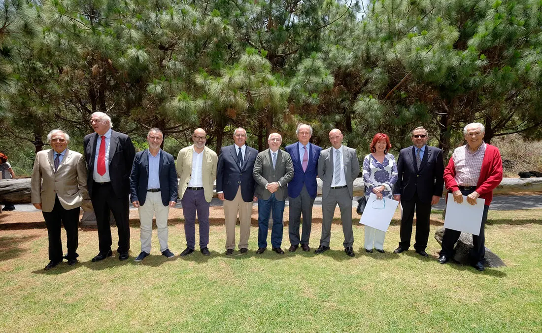 LAS PALMAS DE GRAN CANARIA (Canarias). 23/06/2016.- El presidente del Cabildo de Gran Canaria, Antonio morales, y el consejero de Medio Ambiente, Juan Manuel Brito, entregaron hoy las Insignias de Oro del Jard&iacute;n Bot&aacute;nico Viera y Clavijo con motivo del acto de homenaje a la figura de Sventenius, fundador de este entorno bot&aacute;nico. Los distinguidos con este Galard&oacute;n fueron Bernardo Navarro Valdivieso y la Fundaci&oacute;n Canaria Amurga-Maspalomas. Cabildo G.C./Angel Medina G.