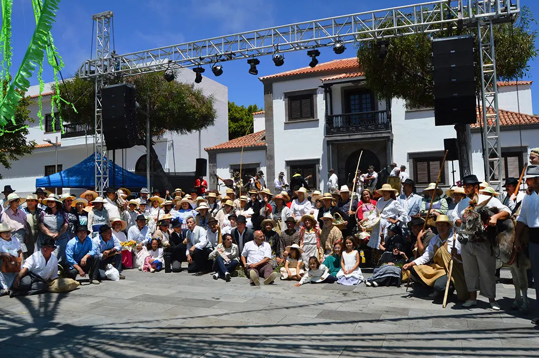 Foto de grupo de los participantes en la actividad