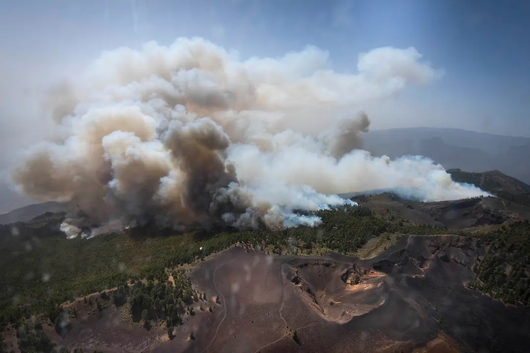 Imagen a&eacute;rea incendio forestal en La Palma