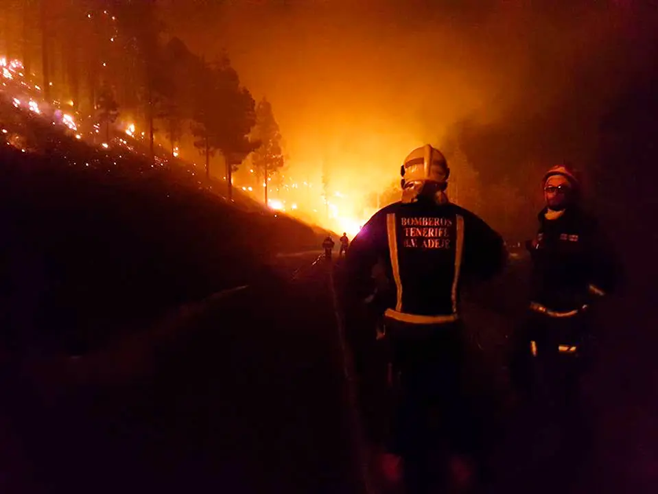BOMBEROS VOLUNTARIOS DE ADEJE LUCHAN CONTRA EL INCENDIO QUE ASOLA LA PALMA