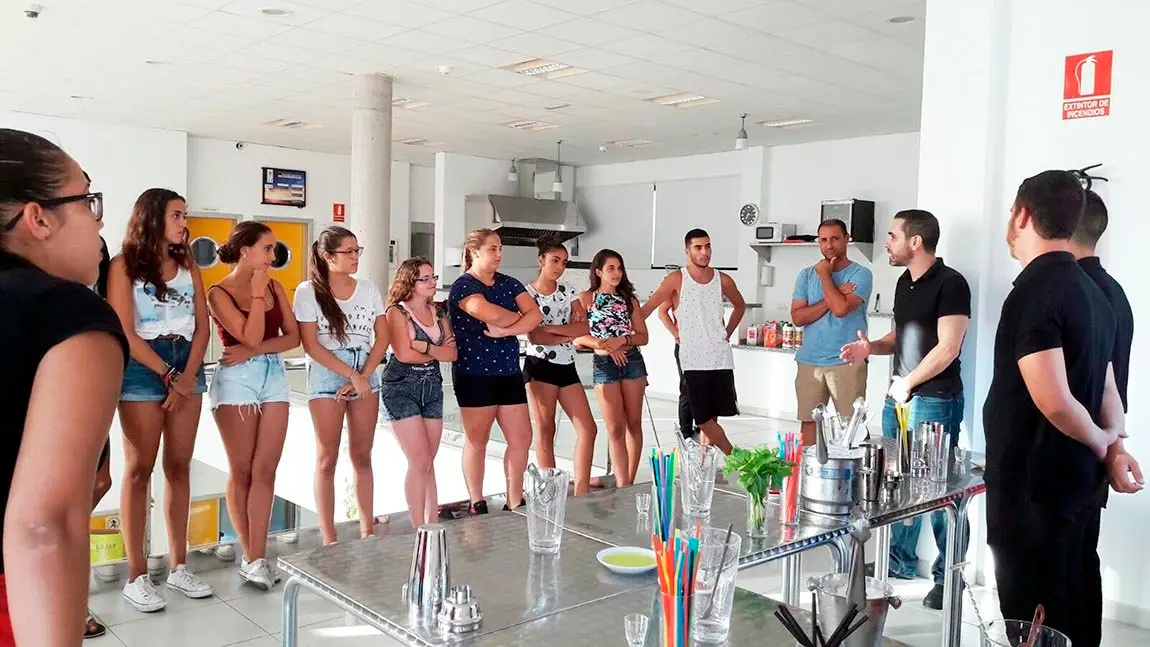 Explicaci&oacute;n cocteler&iacute;a alumnos y Jose Rivero
