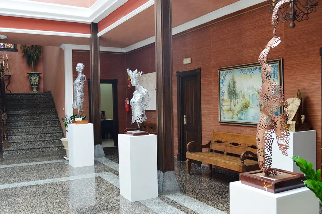 Foto de la muestra escult&oacute;rica en el Ayuntamiento