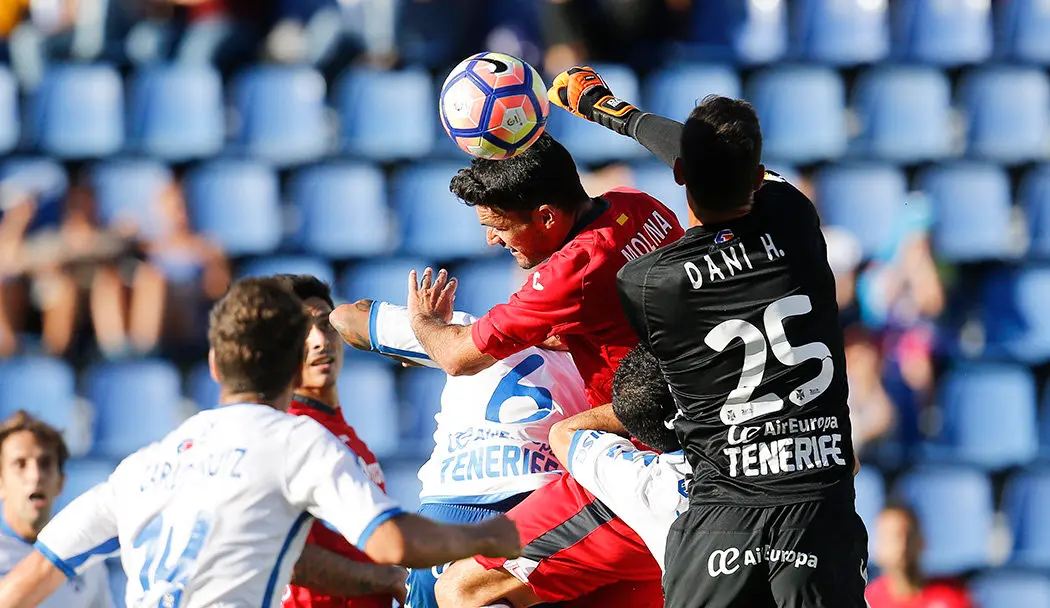 ESTADIO HELIODORO RODRIGUEZ LOPEZ. PARTIDO TENERIFE-GETAFE.EN LA IMAGEN, MOLINA INTENTA UN REMATE DE CABEZA ANTE DANI HERNANDEZ./SANTIAGO FERRERO