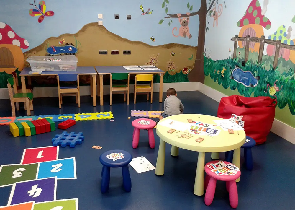Un ni&ntilde;o juega en la nueva zona de juego educativa en las consultas pedi&aacute;tricas del HUC