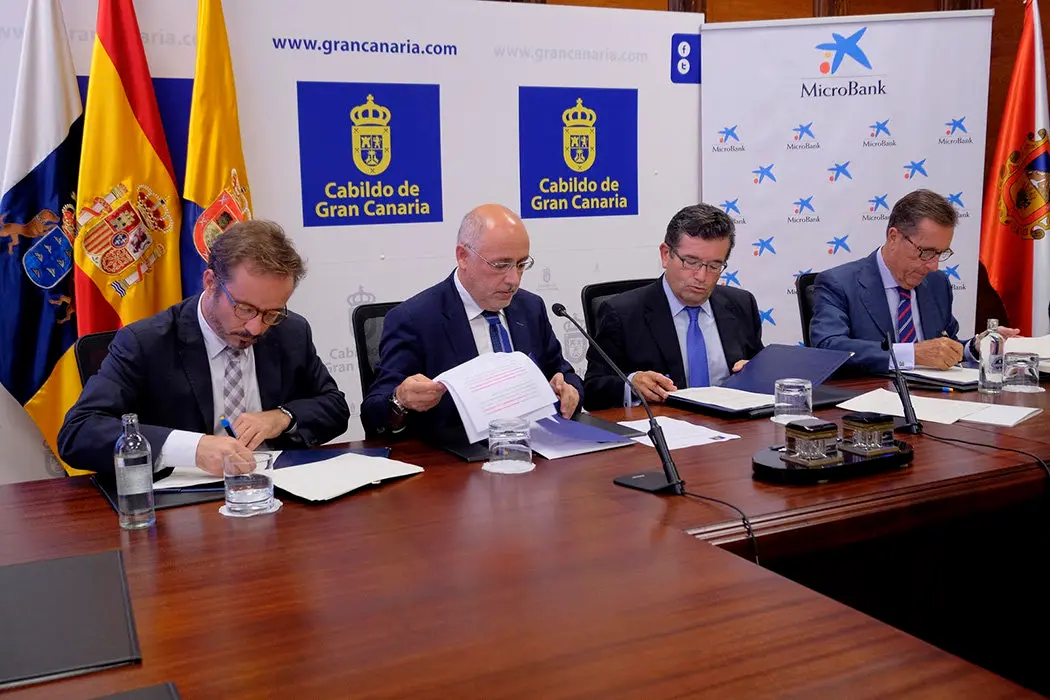 Las Palmas de Gran Canaria. 05/10/16.  El presidente del Cabildo de Gran Canaria, Antonio Morales, el consejero de Desarrollo Econ&oacute;mico, Ra&uacute;l Garc&iacute;a Brink, el director territorial de CaixaBank, Juan Ram&oacute;n Fuertes, y el presidente de MicroBank, Antonio Vila; suscribieron hoy un convenio por el que la entidad financiera abre una l&iacute;nea de cr&eacute;dito de un mill&oacute;n de euros dirigido a emprendedores y microempresas para la creaci&oacute;n de nuevas empresas y potenciar la creaci&oacute;n de empleo.