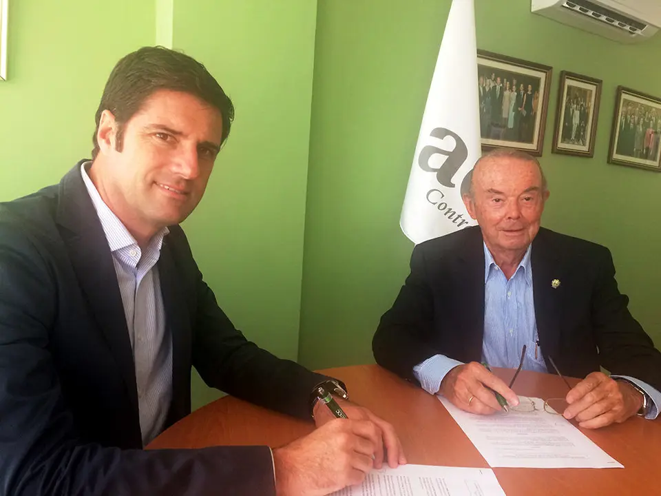 Foto de la firma del convenio
