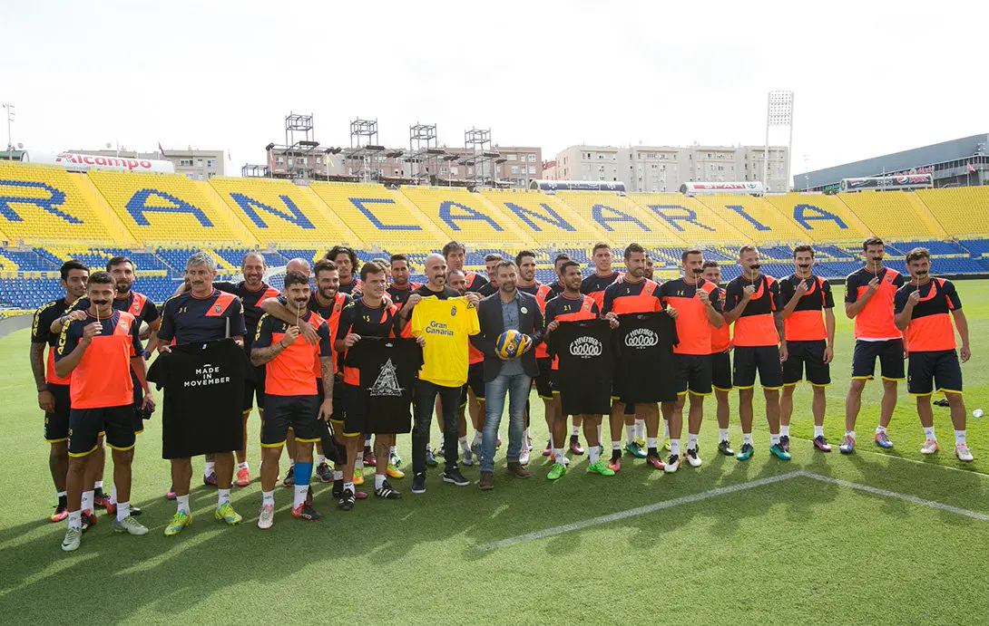 La UD Las Palmas, con los profesionales del Hospital Dr. Negr&iacute;n, se suma a 'Movember'