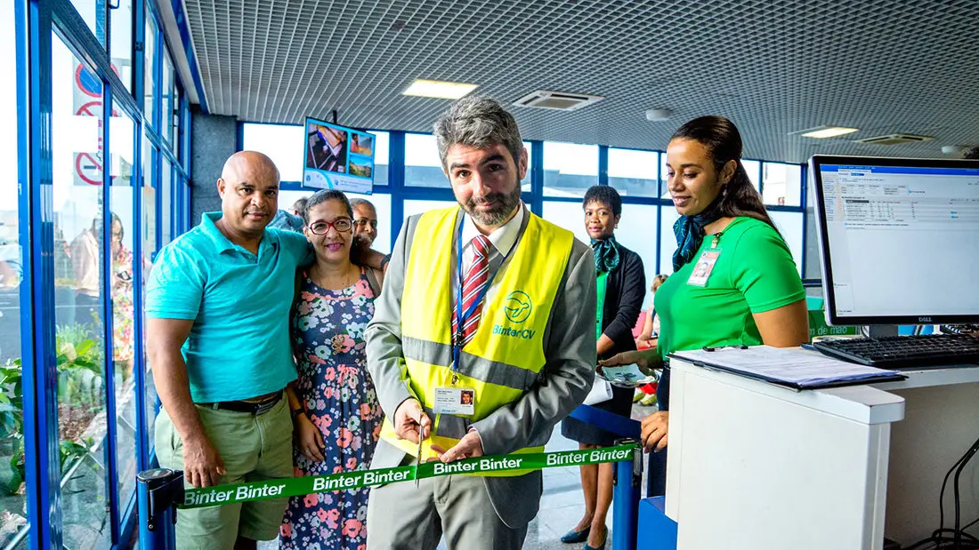 Ra&uacute;l Zapico, director Binter CV, corte cinta primer vuelo