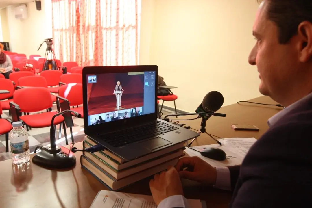 Mena escucha a Manuela Carmena por video conferencia
