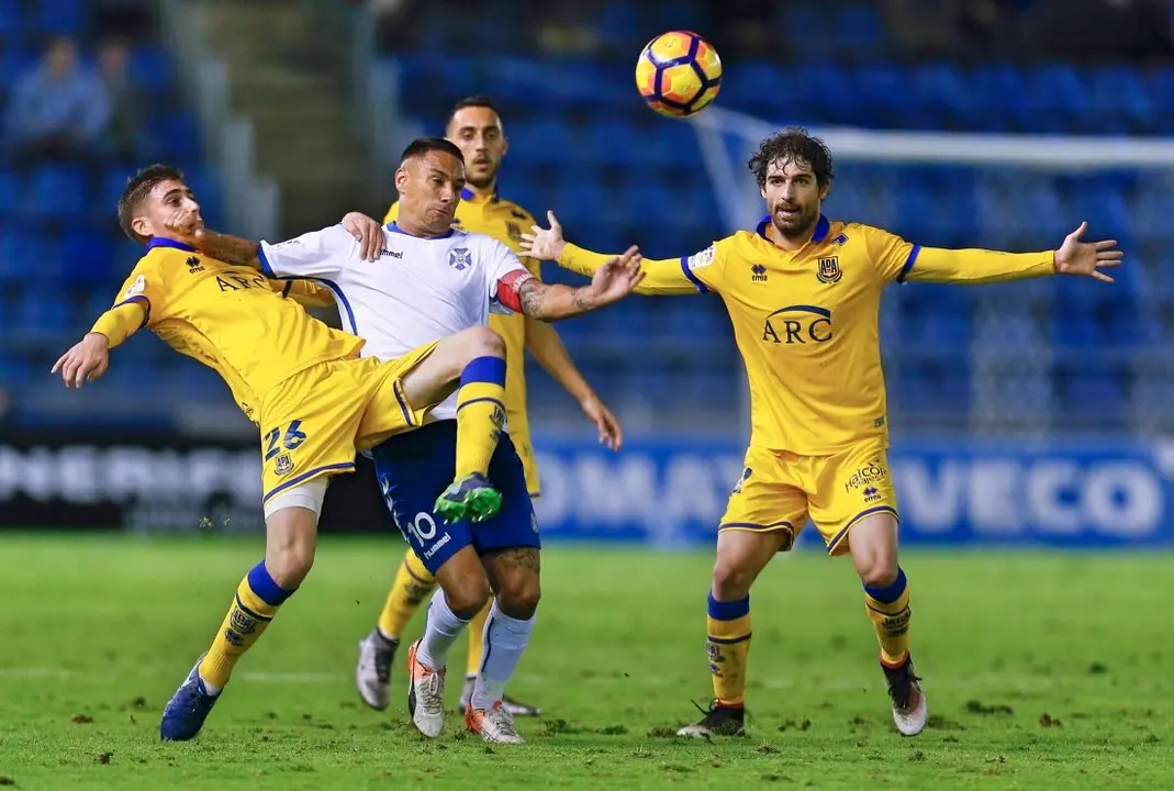 ESTADIO HELIODORO RODRIGUEZ LOPEZ. PARTIDO TENERIFE-ALCORC&Oacute;N.
EN LA IMAGEN, SUSO SANTANA DISPUTA UN BAL&Oacute;N CON DI&Eacute;GUEZ.
/SANTIAGO FERRERO
