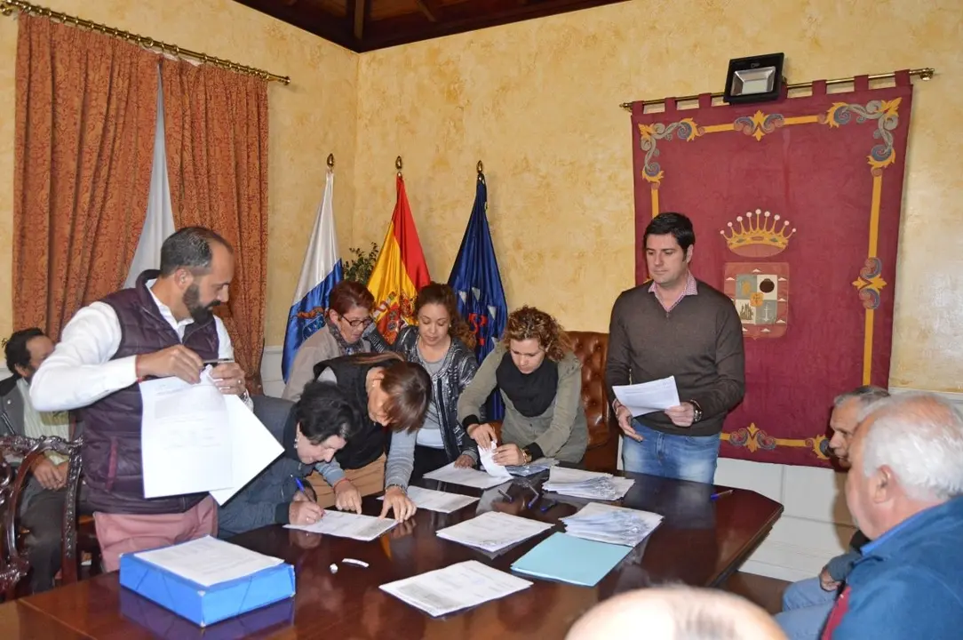 El Alcalde y miembros grupo gobierno entregando ayudas sociales para el pago del IBI_Fotor