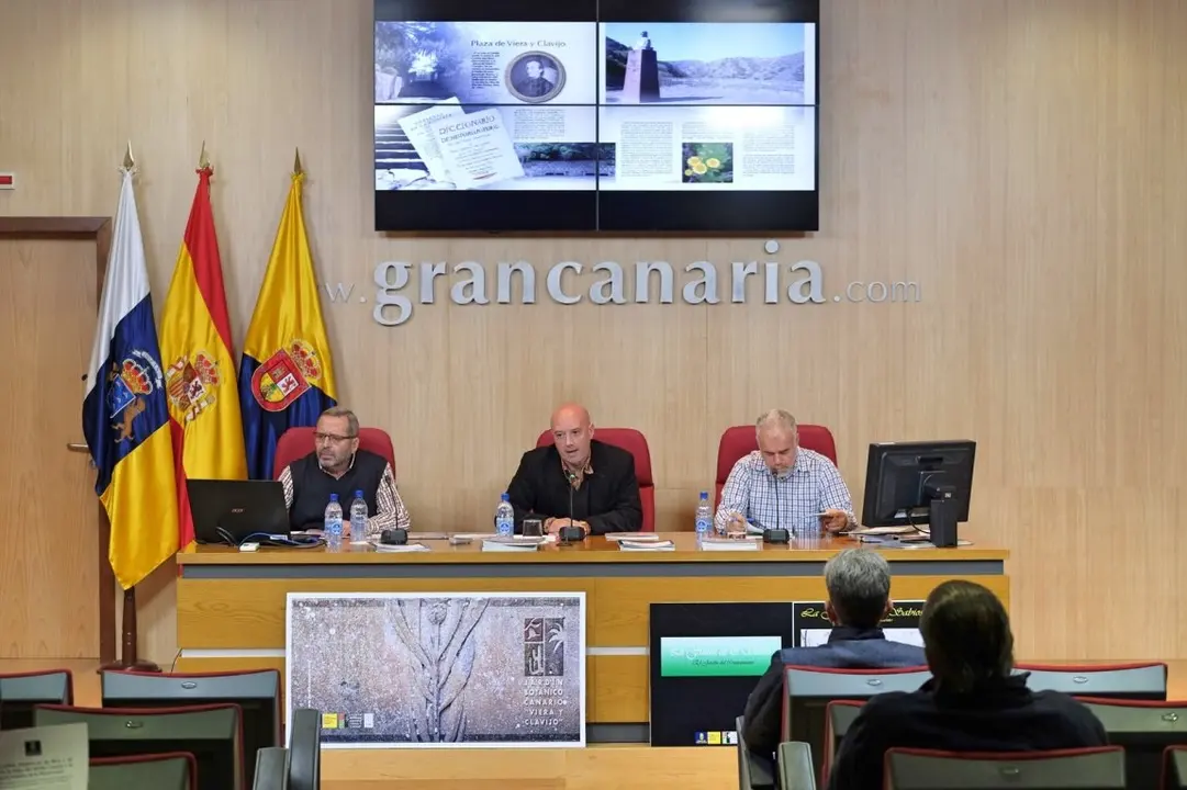 Las Palmas de Gran Canaria. 25/01/17.  El director del Jard&iacute;n Bot&aacute;nico Viera y Clavijo, Juli Caujap&eacute;, y el jefe del Departamento de Educaci&oacute;n Ambiental y adjunto a la direcci&oacute;n del Jard&iacute;n, Juan Manuel L&oacute;pez, presentaron hoy el libro &ldquo;El Jard&iacute;n bot&aacute;nico canario Viera y Clavijo&rdquo; y el c&oacute;mic &ldquo;La fuente de los sabios&rdquo;, publicaciones que forman parte del proyecto &ldquo;El jard&iacute;n del conocimiento&rdquo;, destinado a compartir con la ciudadan&iacute;a conocimientos cient&iacute;ficos y educaci&oacute;n ambiental. Cabildo de Gran Canaria. 