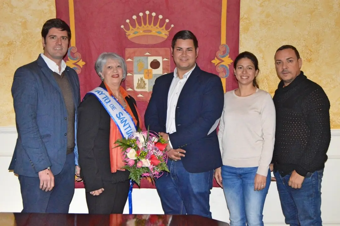 Foto del recibimiento a la aspirante del municipio a Reina del Carnaval de Los Mayores 2017_Fotor