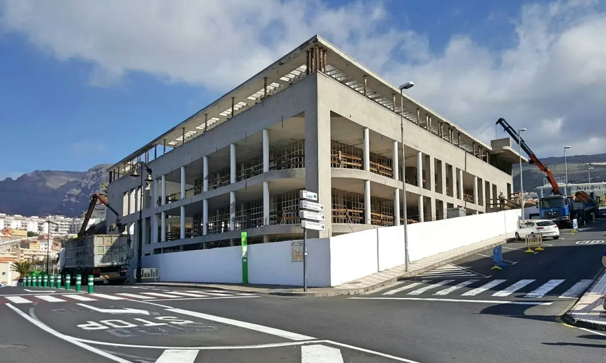 Foto de los trabajos de demolici&oacute;n del edificio de Playa de La Arena_Fotor