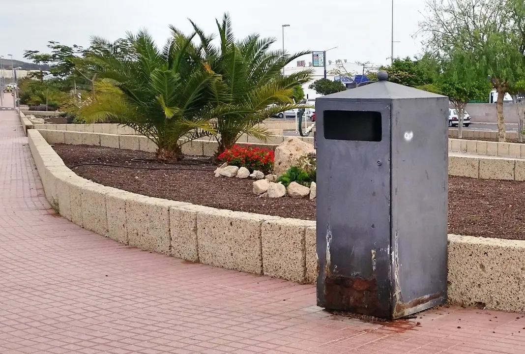 FOTO DA&Ntilde;OS EN PAPELERA POR ORINES DE PERROS, SITUADA EN LA AVDA_Fotor